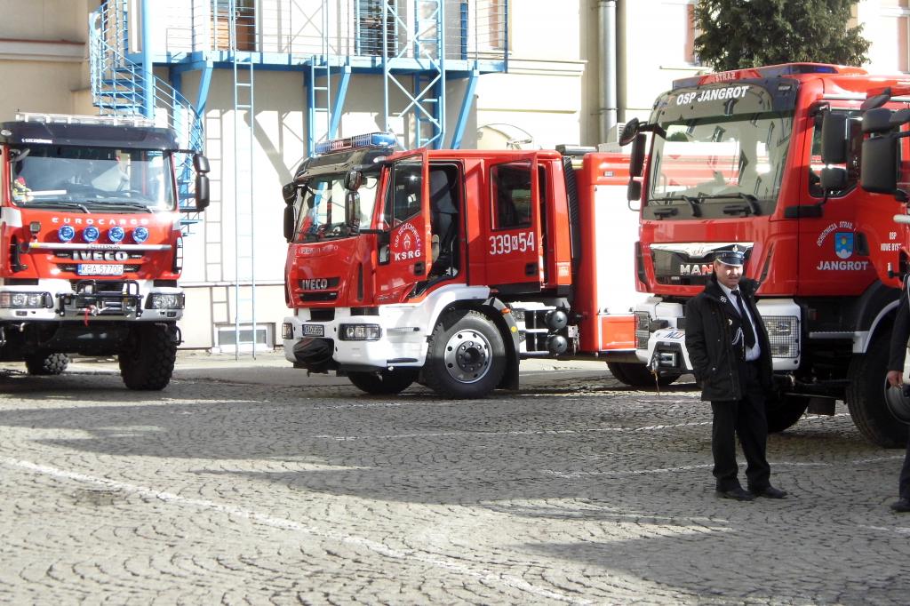 Trzy samochody strażackie