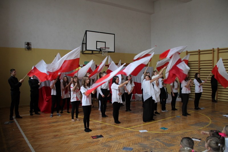 Przedstawienie: młodzież machająca flagami Polski