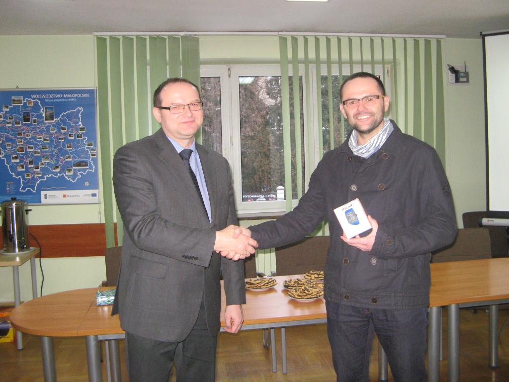 Zwycięzca konkursu Pan Mariusz Nowak odbiera gratulacje i nagrodę od Wójta Gminy