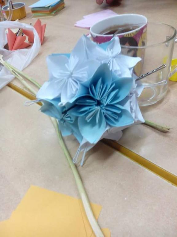Niebieski kwiat wykonany z papieru