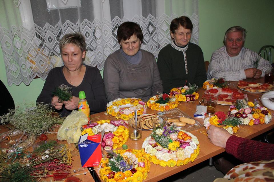 Zdjęcie przedstawia uczestników zajęć podczas wykonywania prac plastycznych