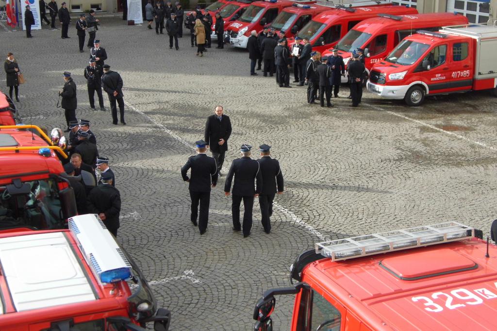 Plac wypełniony samochodami strażackimi