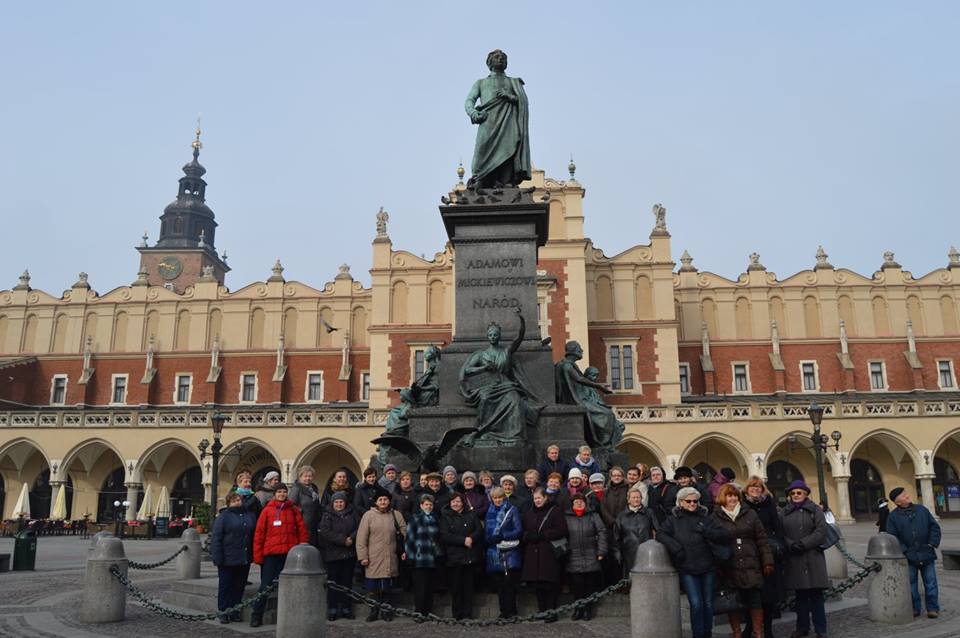 Zdjęcie grupowe przed pomnikiem Adama Mickiewicza