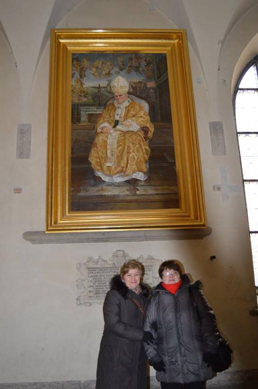 Przed portretem Jana Pawła II