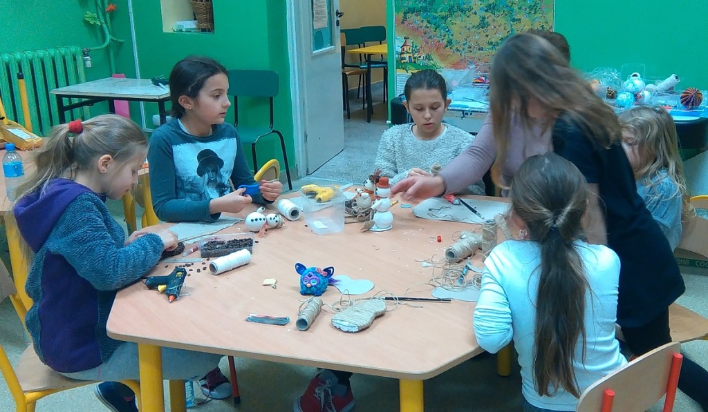 Dziewczynki wykonują przy stole prace plastyczne - bałwanki