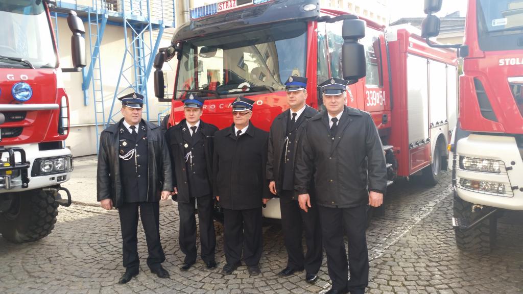 Druhowie z OSP Sieciechowice, prezes Zarządu Gminnego OSP przed samochodem strażackim
