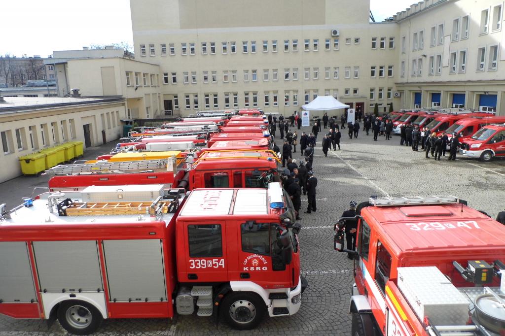 Plac wypełniony samochodami strażackimi