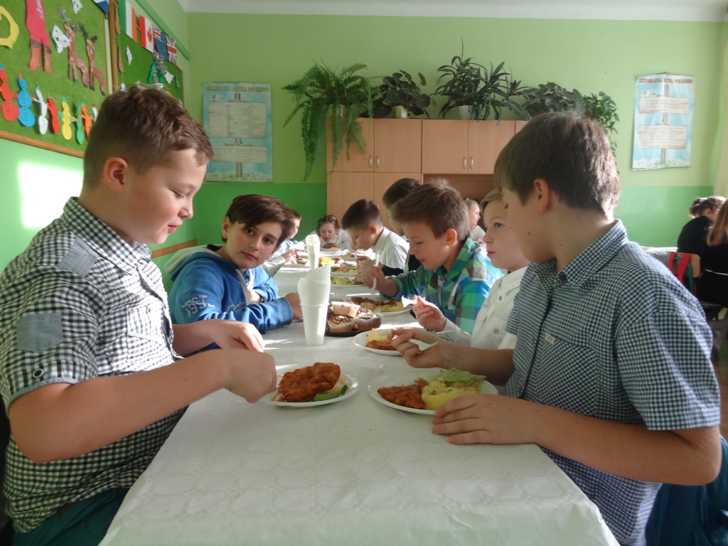 Dzieci podczas kolacji wigilijnej