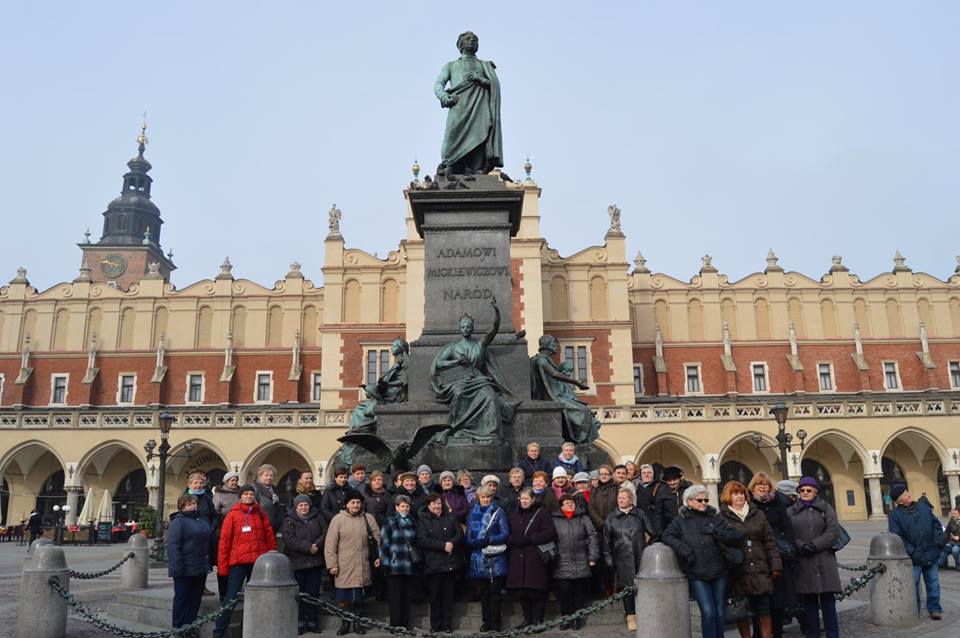Zdjęcie grupowe przed pomnikiem Adama Mickiewicza
