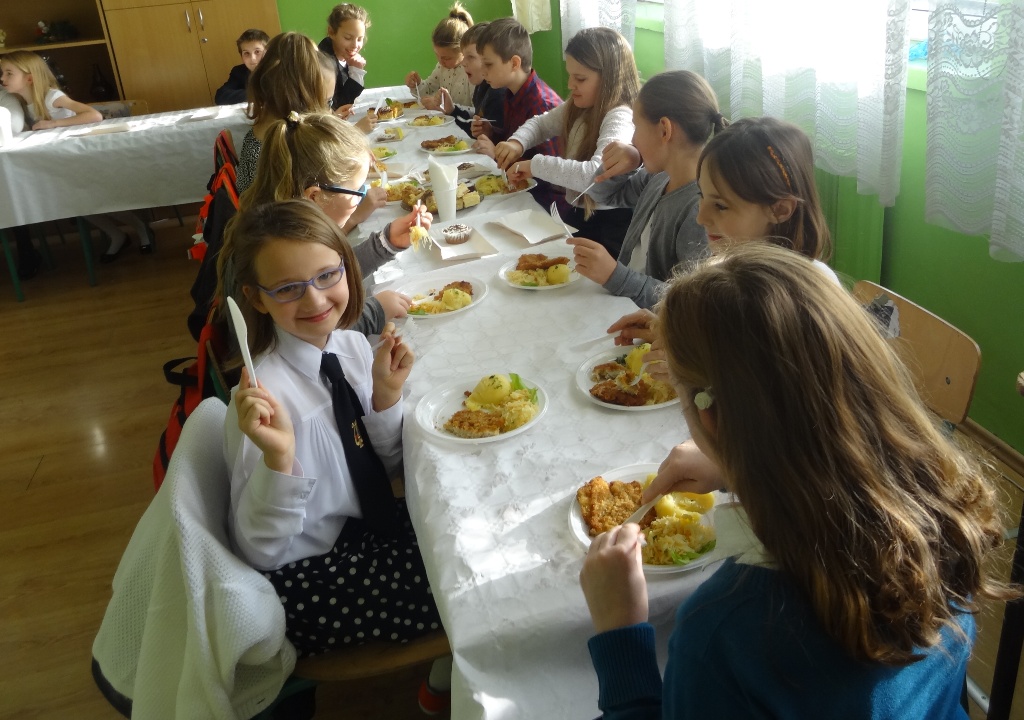 Dzieci podczas kolacji wigilijnej