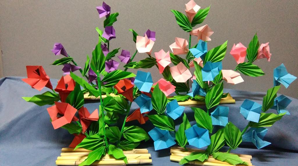 Kompozycja z kwiatów wykonanych z papieru