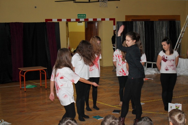 Przedstawienie - dziewczęta w białych koszulkach poplamionych krwią