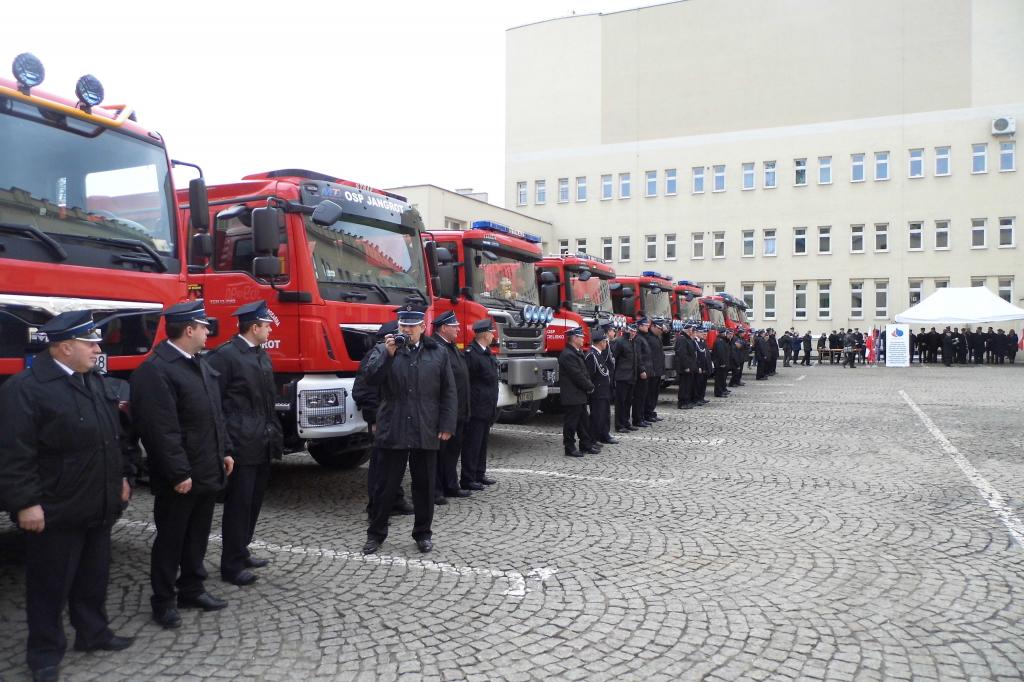 Samochody strażackie, a przed nimi Druhowie OSP